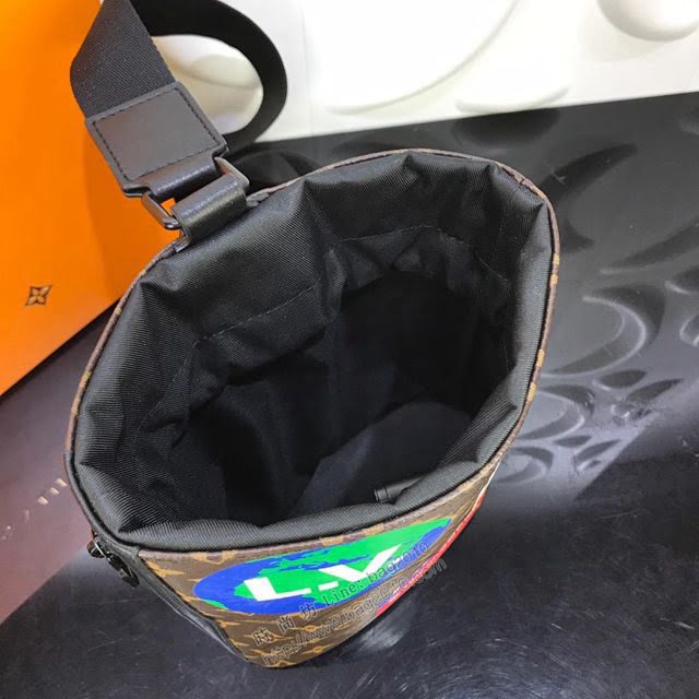 LV包 M44629 老花 Chalk單肩背包 頂級原單 LV抽繩包 自攀岩運動鎂粉袋  ydh2840